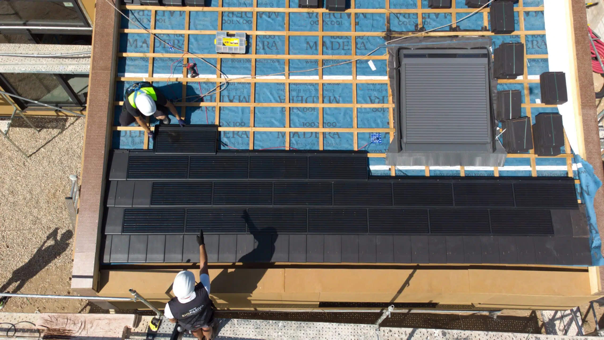 Réalisation de toiture en tuiles HP 10 et tuiles solaire Max EDILIANS GROUP