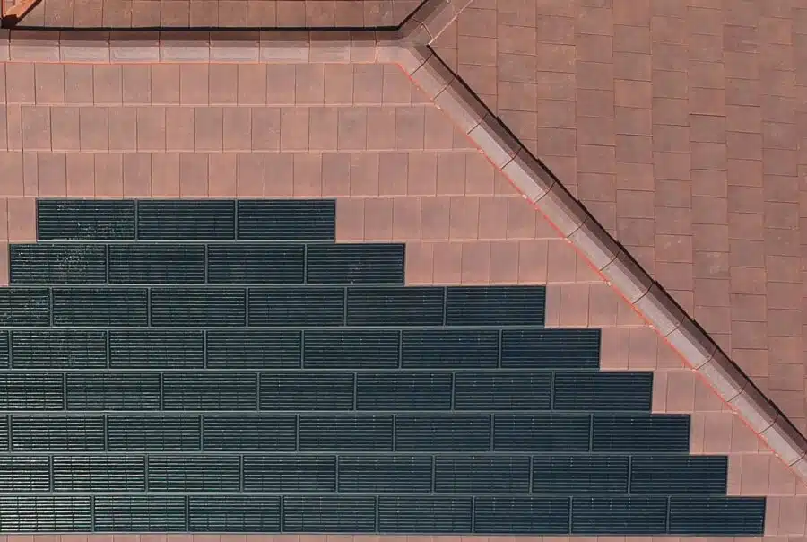 Réalisation d'une toiture EDILIANS avec panneaux solaires