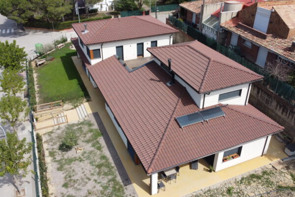DCIM100MEDIADJI_0396.JPG Réalisation toiture de la Maison Balenyà en tuile terre cuite EDILIANS GROUP
