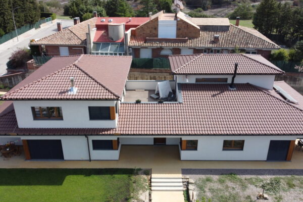 DCIM100MEDIADJI_0385.JPG Réalisation toiture de la Maison Balenyà en tuile terre cuite EDILIANS GROUP