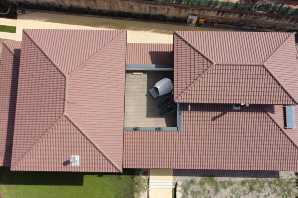 DCIM100MEDIADJI_0389.JPG Réalisation toiture de la Maison Balenyà en tuile terre cuite EDILIANS GROUP