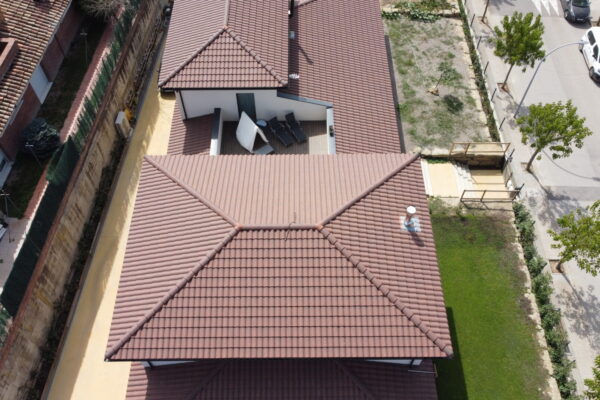 DCIM100MEDIADJI_0390.JPG Réalisation toiture de la Maison Balenyà en tuile terre cuite EDILIANS GROUP