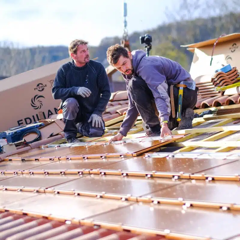 Installation de tuiles solaire max rouge toiture EDILIANS