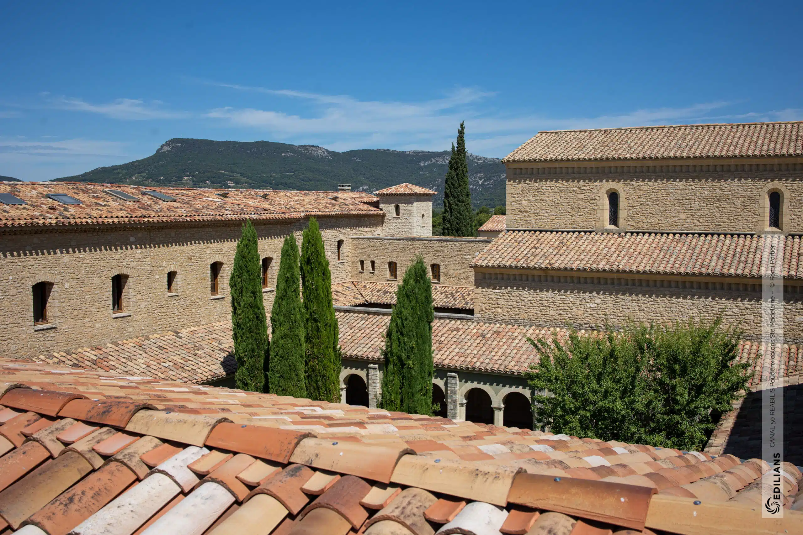 Réalisation EDILIANS tuile terre cuite Canal 50 Réabilis coloris Ste Madeleine