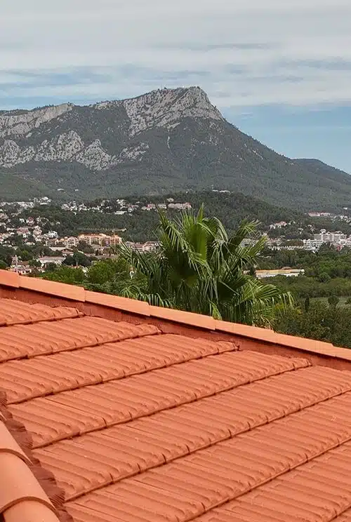 Réalisation toiture EDILIANS ave cde la tuile terre cuite Marseille Rouge