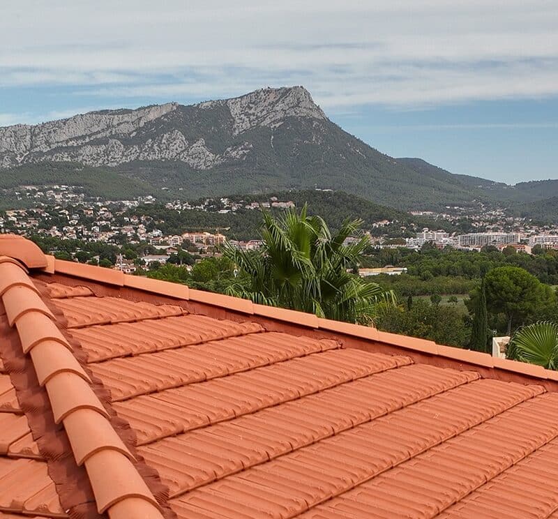 Réalisation toiture EDILIANS ave cde la tuile terre cuite Marseille Rouge