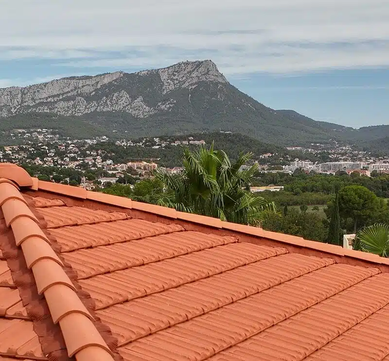 Réalisation toiture EDILIANS ave cde la tuile terre cuite Marseille Rouge