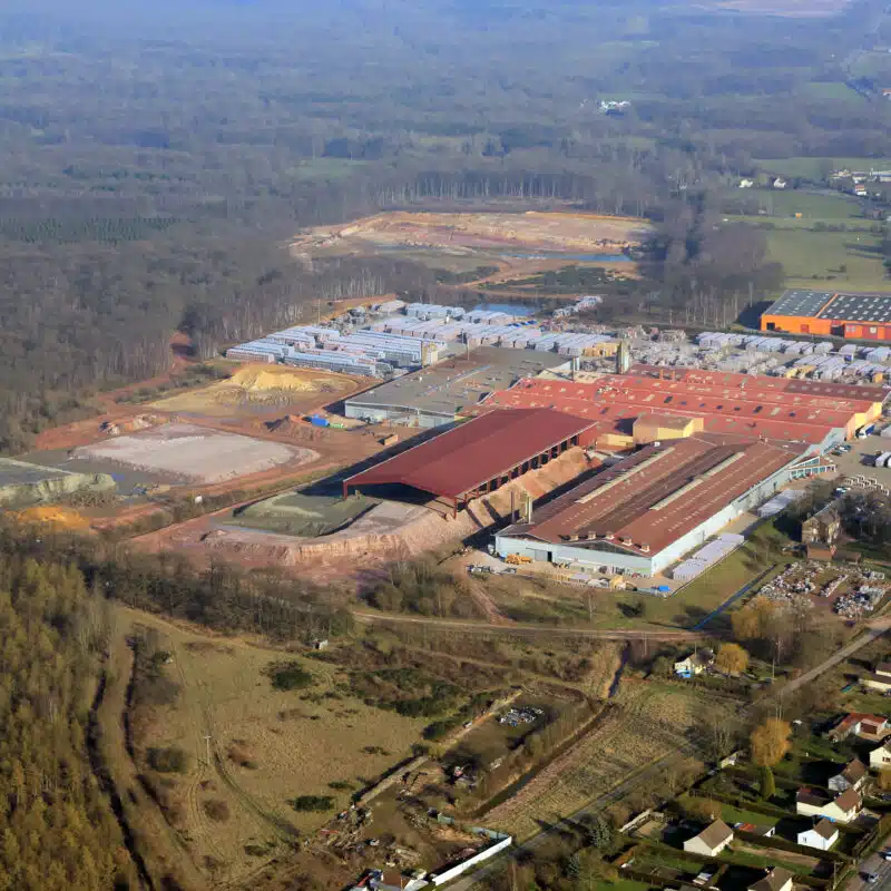 Photo de survol au drone de l'usine EDILIANS Saint Germer De Fly